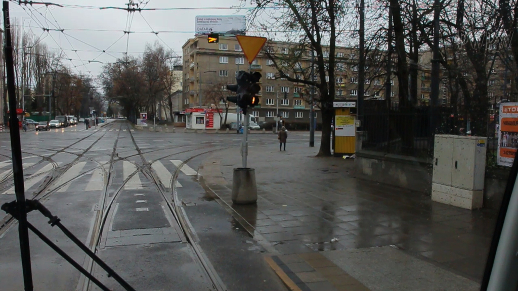 zdjecie do pytania - Czy w tej sytuacji, masz obowiązek ustąpić pierwszeństwa pojazdom poruszającym się drogą poprzeczną?