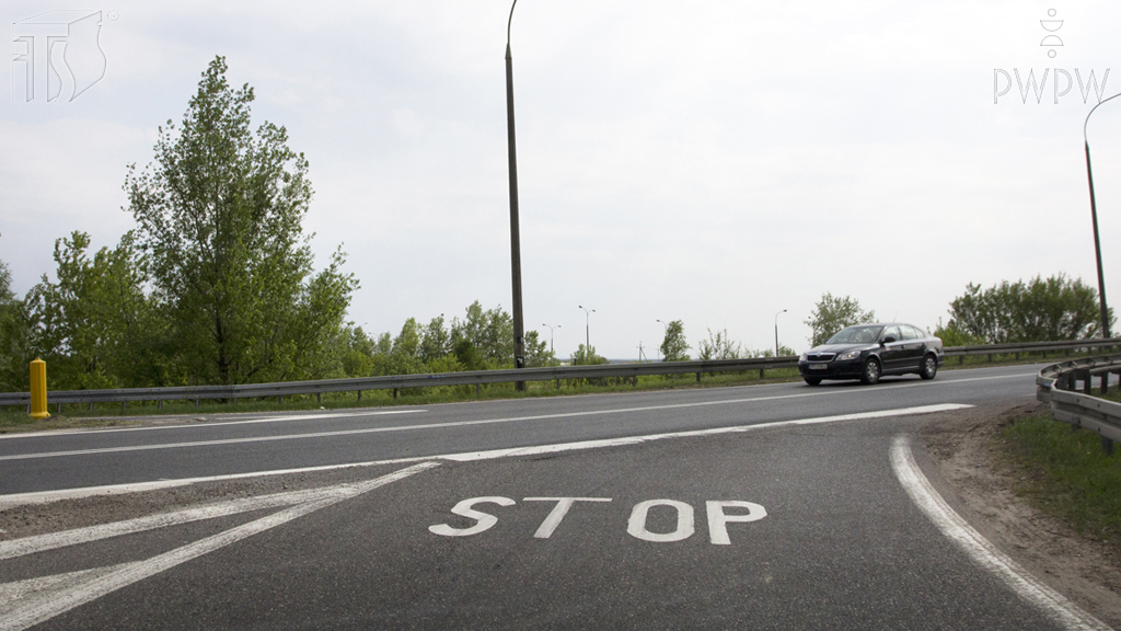 zdjecie do pytania - Czy widoczny na jezdni napis "STOP" potwierdza oznakowanie wlotu na skrzyżowanie znakiem pionowym "stop"?