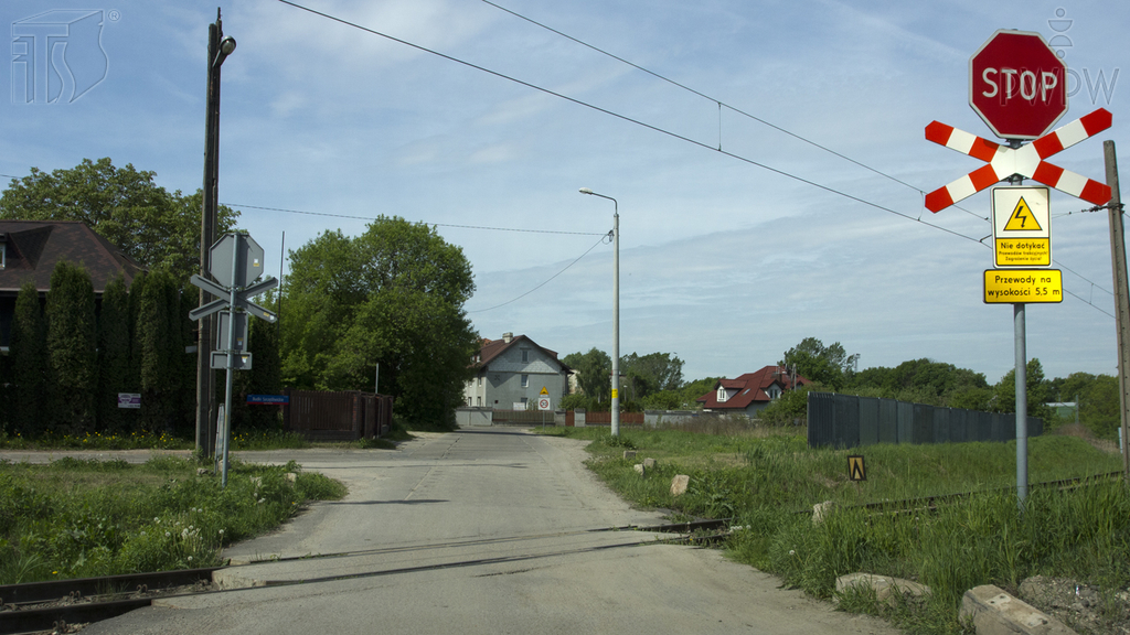 zdjecie do pytania - Czy w tej sytuacji wolno Ci przejechać przez przejazd kolejowy bez zatrzymywania się, jeśli upewniłeś się wcześniej, że nie nadjeżdża pociąg?