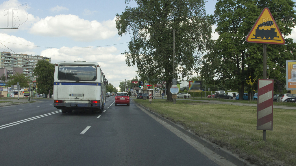 zdjecie do pytania - Czy w przedstawionej sytuacji jesteś ostrzegany o przejeździe kolejowym wyposażonym w półzapory?