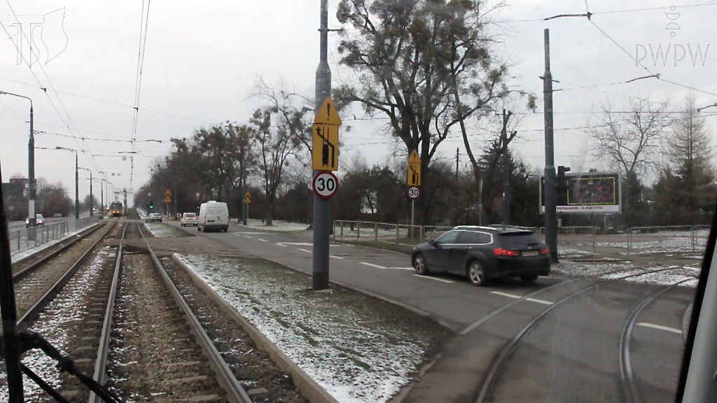 zdjecie do pytania - Czy widząc ten znak ostrzegawczy, motorniczy prowadzący tramwaj powinien spodziewać się pojazdów wjeżdżających na tory?