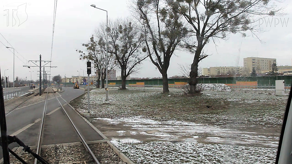 zdjecie do pytania - Czy widząc taki sygnał, kierujący tramwajem musi zawsze, niezależnie od okoliczności, zatrzymać pojazd?