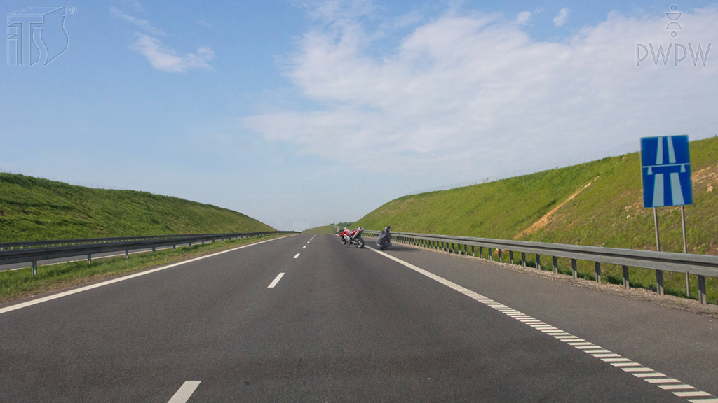 zdjecie do pytania - Czy w tej sytuacji masz obowiązek przesunąć uszkodzony motocykl na pas awaryjny?