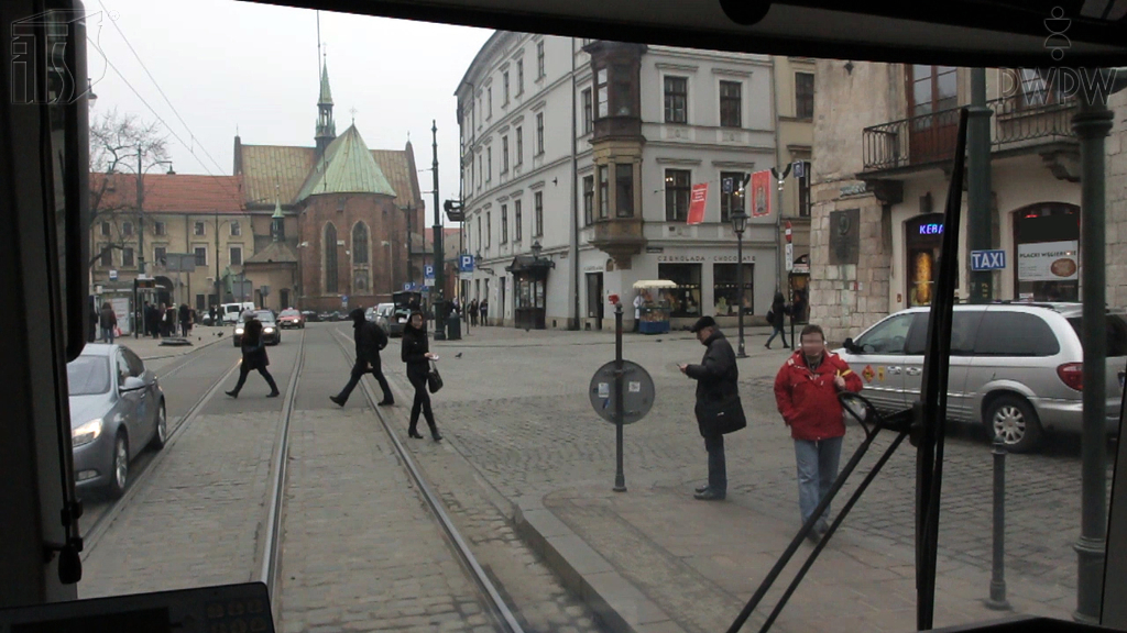 zdjecie do pytania - Czy ruszając po zatrzymaniu tramwaju wymuszonym przez pieszego, który przekraczał jezdnię w miejscu niedozwolonym, włączasz się do ruchu?