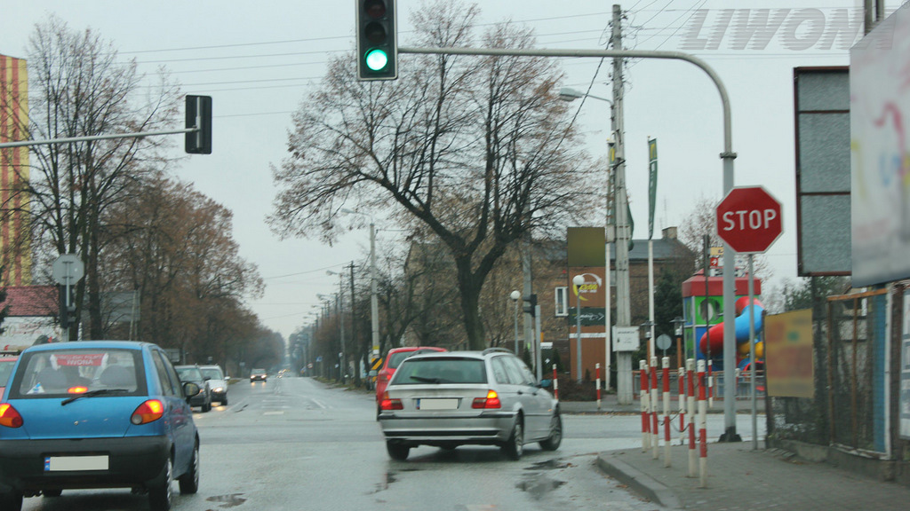 zdjecie do pytania - Czy w tej sytuacji zamierzając kontynuować jazdę prosto przez skrzyżowanie masz obowiązek zatrzymać się przed znakiem „STOP”?