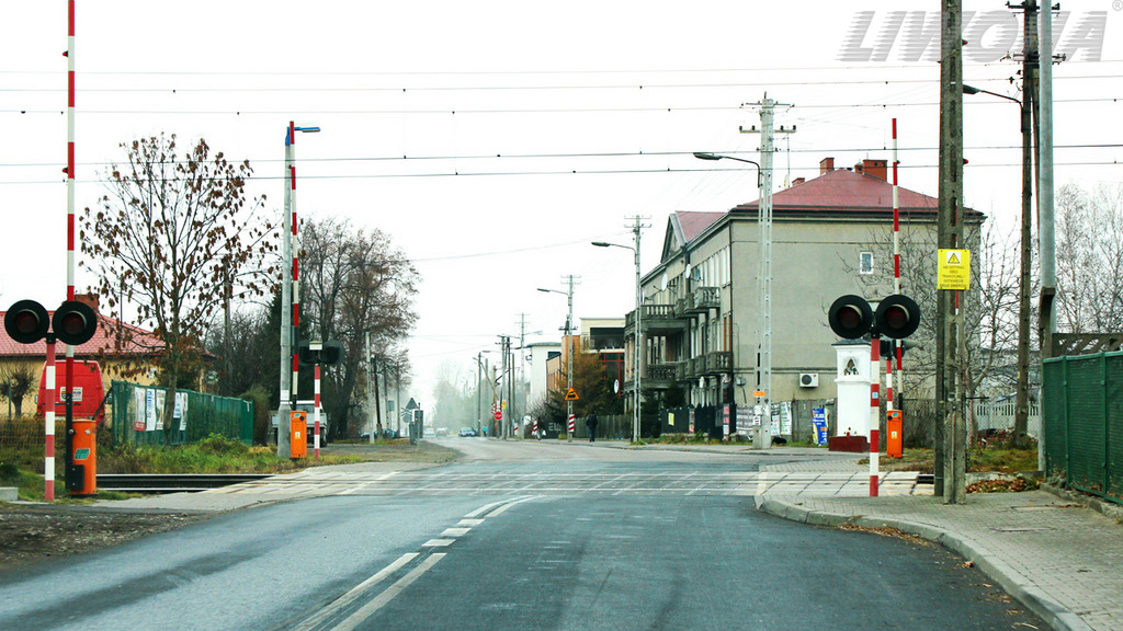 zdjecie do pytania - Czy przejeżdżając przez przejazd kolejowy masz pierwszeństwo przed nadjeżdżającym pojazdem szynowym?