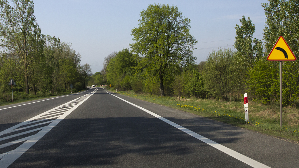 zdjecie do pytania - Czy w przedstawionej sytuacji jesteś ostrzegany o kilku niebezpiecznych zakrętach w lewo?