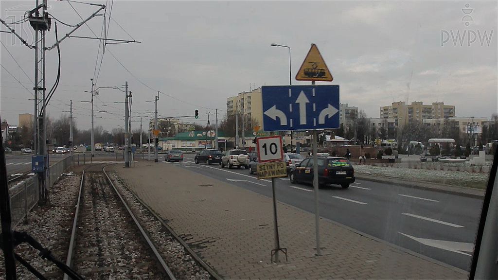 zdjecie do pytania - Jak powinien zachować się motorniczy na odcinku za widocznym znakiem zakazu?