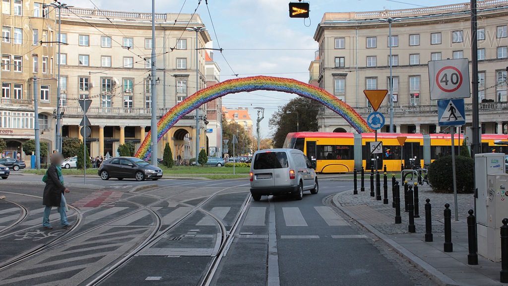 zdjecie do pytania - Czy ograniczenie prędkości określone tym znakiem obowiązuje tylko do najbliższego skrzyżowania?