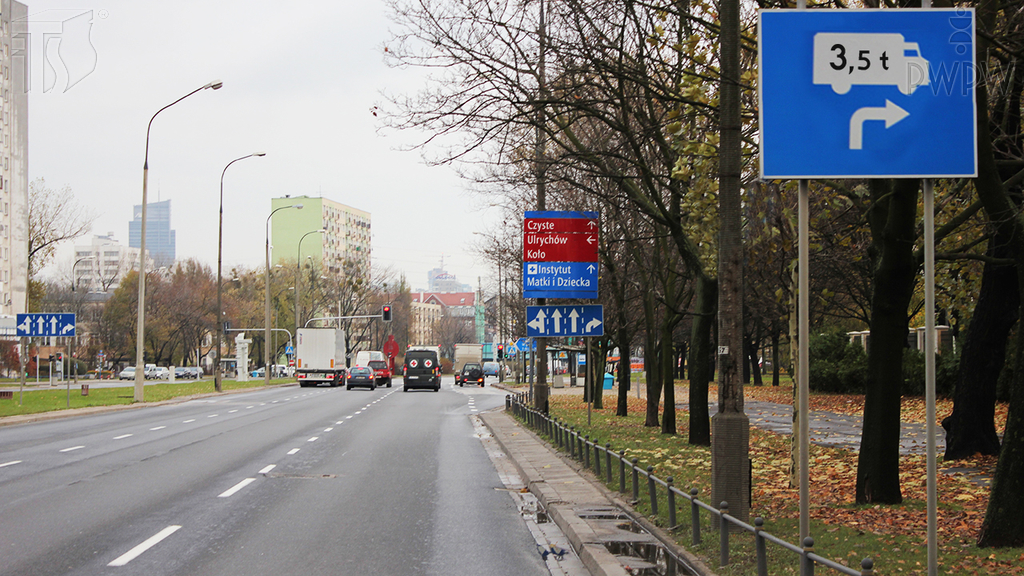 zdjecie do pytania - Czy jadąc samochodem osobowym możesz skręcić w prawo na tak oznakowaną drogę?