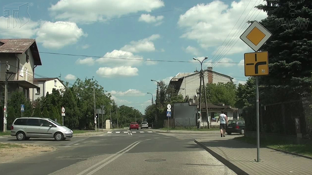 zdjecie do pytania - Czy jadąc na wprost na tym skrzyżowaniu masz pierwszeństwo przed pojazdem nadjeżdżającym z lewej strony?