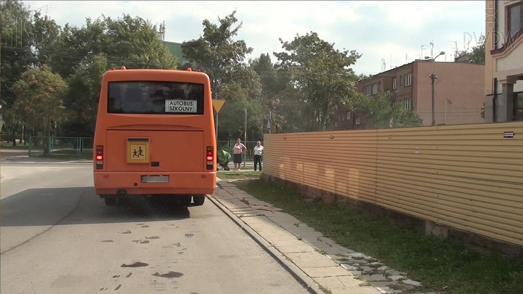 zdjecie do pytania - Czy zawsze masz obowiązek zachowywać szczególną ostrożność, gdy przejeżdżasz obok autobusu szkolnego?