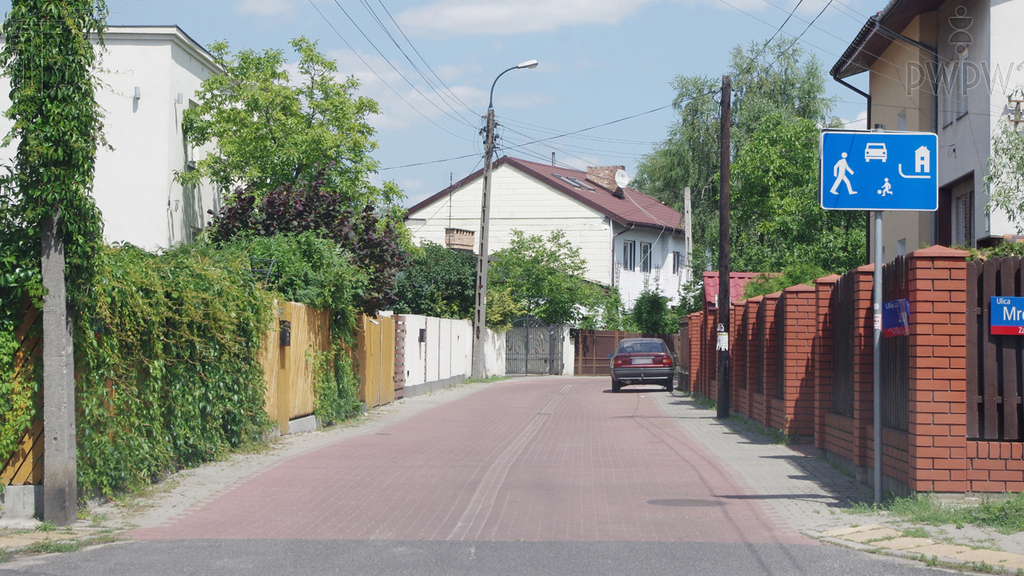 zdjecie do pytania - Czy na drodze za tym znakiem masz obowiązek ustąpić pierwszeństwa pieszemu idącemu środkiem jezdni?