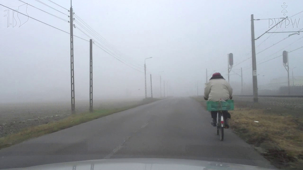 zdjecie do pytania - Czy podczas wyprzedzania rowerzysty, w warunkach zmniejszonej przejrzystości powietrza, poza obszarem zabudowanym, powinieneś używać krótkotrwałych sygnałów dźwiękowych?