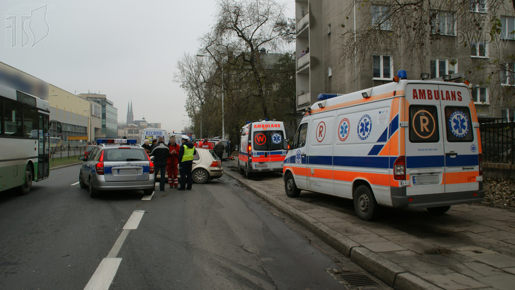 zdjecie do pytania - Czy jako uczestnik wypadku drogowego, w którym są ranni, po wezwaniu służb ratunkowych masz prawo oddalić się z miejsca zdarzenia?