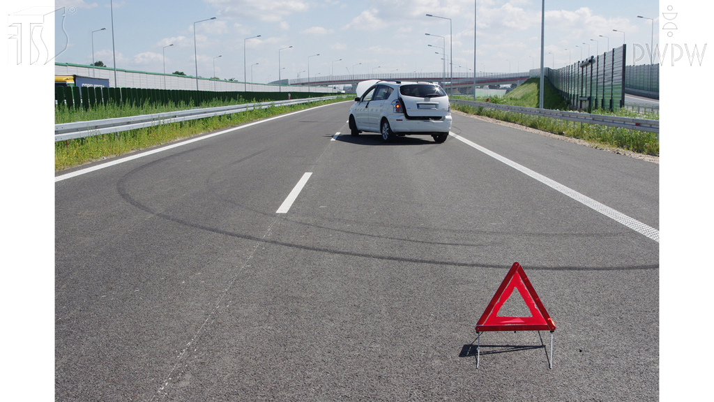 zdjecie do pytania - Czy na autostradzie masz obowiązek włączyć światła awaryjne unieruchomionego z powodu wypadku pojazdu, którym kierujesz?