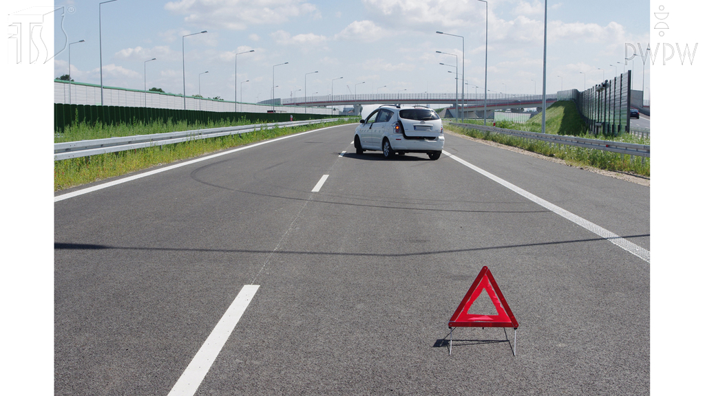 zdjecie do pytania - Czy w przypadku unieruchomienia na autostradzie kierowanego przez siebie pojazdu, masz obowiązek to sygnalizować, umieszczając 100 m za nim ostrzegawczy trójkąt odblaskowy?