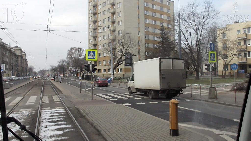 zdjecie do pytania - Czy w tej sytuacji będziesz miał pierwszeństwo przed rowerzystą, gdy ten znajdzie się na przejeździe?