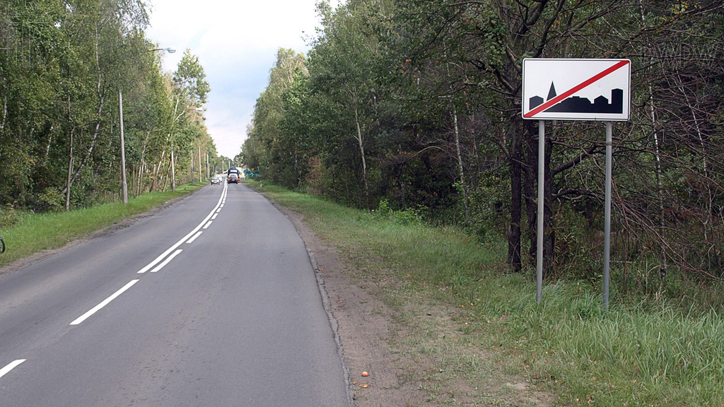 zdjecie do pytania - Z jaką maksymalną dopuszczalną prędkością możesz jechać samochodem osobowym na drodze za tym znakiem?