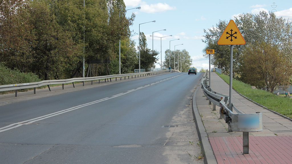 zdjecie do pytania - Czego możesz spodziewać się wjeżdżając na most oznaczony tym znakiem?