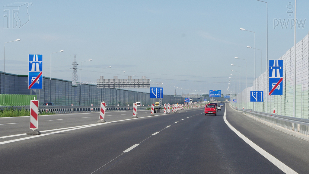 zdjecie do pytania - W jaki sposób należy obserwować otoczenie podczas jazdy po autostradzie?