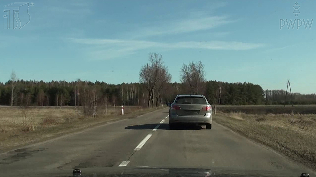 zdjecie do pytania - Jak powinieneś się zachować przed rozpoczęciem wyprzedzania przy dobrej przejrzystości powietrza, aby zapewnić sobie optymalną widoczność drogi?