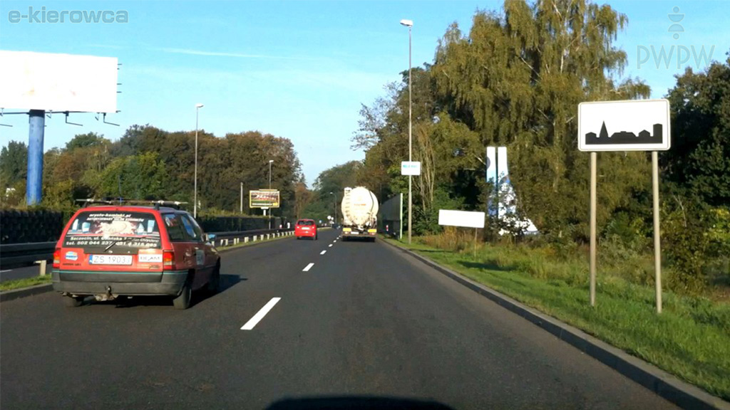 zdjecie do pytania - Z jaką maksymalną dopuszczalną prędkością wolno Ci jechać po drodze za tym znakiem, jeśli holujesz inny samochód osobowy?