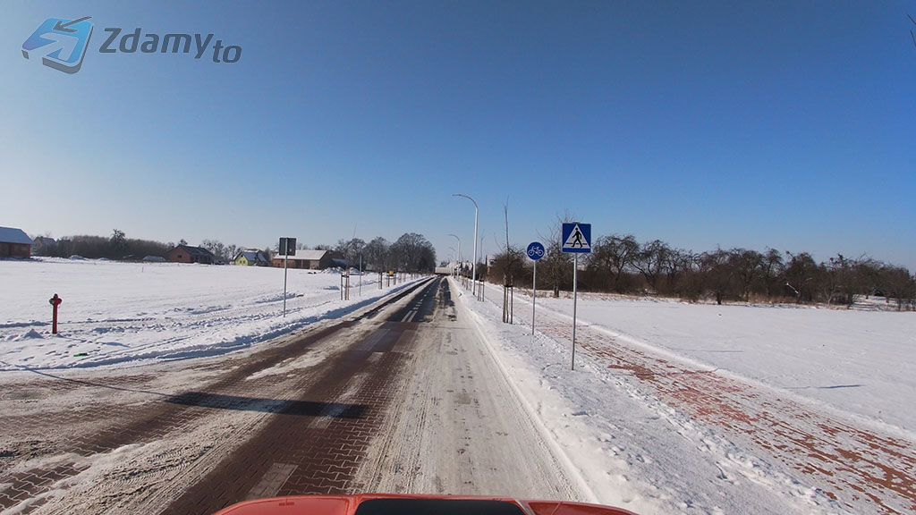 zdjecie do pytania - Czy w tej sytuacji zbliżasz się do przejazdu dla rowerzystów i przejścia dla pieszych?