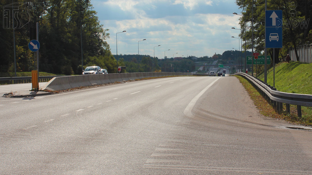 zdjecie do pytania - Z jaką maksymalną dopuszczalną prędkością masz prawo kierować motocyklem po drodze za tymi znakami?