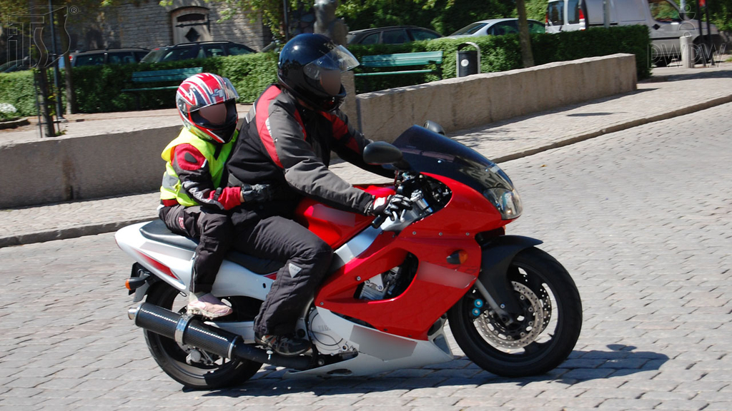 zdjecie do pytania - Z jaką prędkością masz prawo przewozić motocyklem sześcioletnie dziecko?