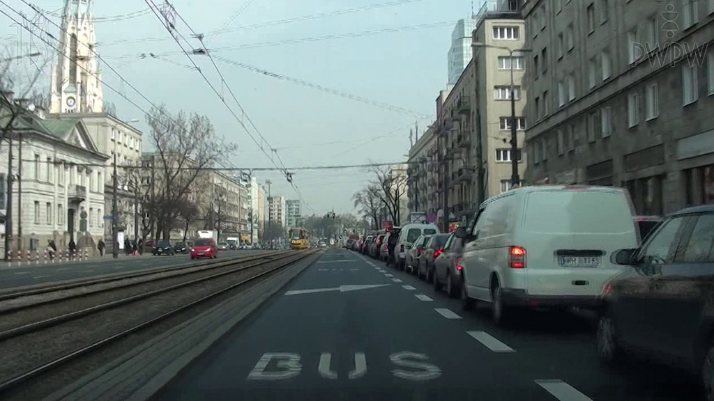 zdjecie do pytania - Czy masz prawo jechać motocyklem po pasie ruchu dla autobusów?