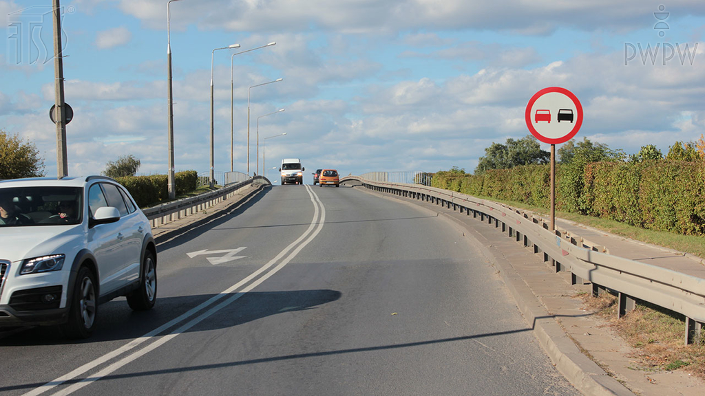 zdjecie do pytania - Który z wymienionych pojazdów możesz wyprzedzić kierując motocyklem na drodze za tym znakiem?