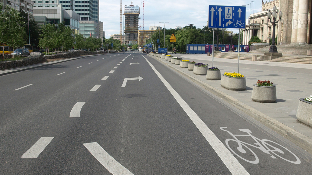 zdjecie do pytania - Czy kierując motocyklem jednośladowym, możesz korzystać z pasa ruchu dla rowerów?