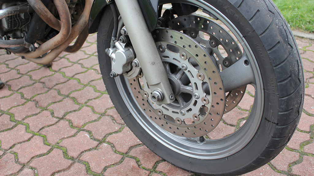 zdjecie do pytania - Jaka może być najmniejsza głębokość rzeźby bieżnika opony motocykla nie wyposażonej we wskaźnik zużycia?