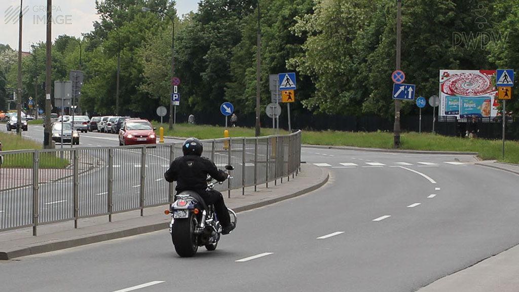 zdjecie do pytania - Który z wymienionych czynników ma największy wpływ na długość drogi hamowania motocykla, gdy jedziesz w dobrych warunkach atmosferycznych?