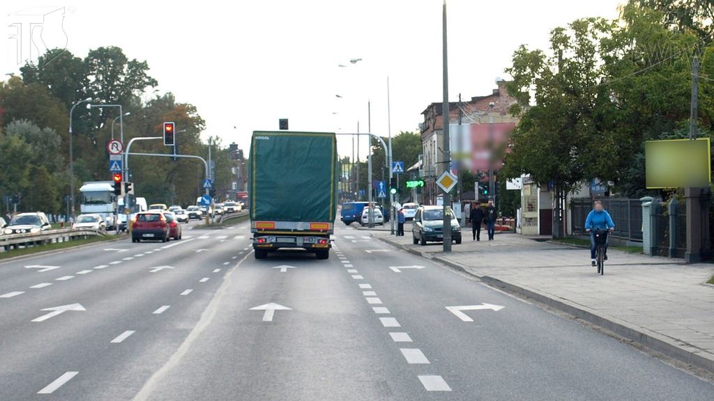 zdjecie do pytania - Jaki odstęp, kierując motorowerem, masz obowiązek zachować od jadącego przed tobą pojazdu w obszarze zabudowanym?