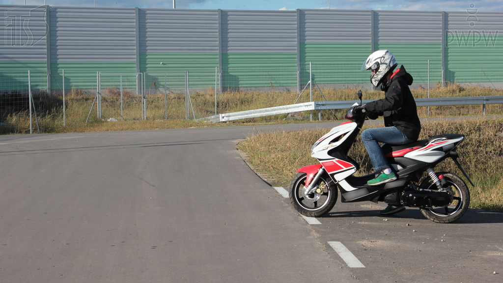 zdjecie do pytania - W jakiej pozycji motoroweru, uzyskasz najlepszą skuteczność hamowania?