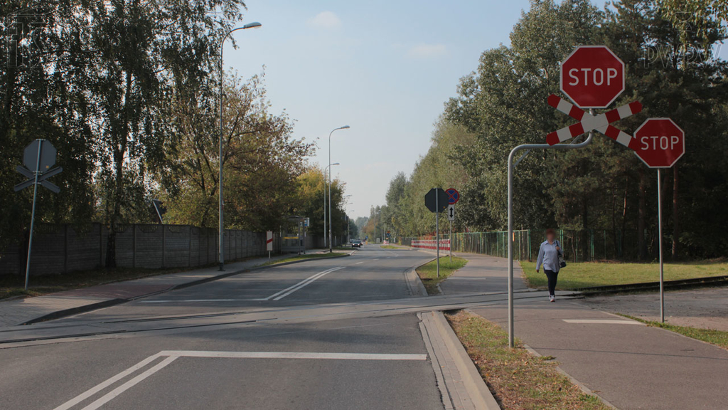 zdjecie do pytania - W jaki sposób należy przejeżdżać motocyklem przez torowisko?