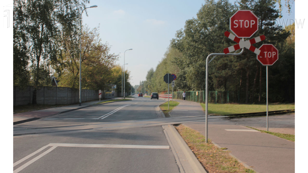 zdjecie do pytania - W jaki sposób należy przejeżdżać motorowerem przez torowisko?