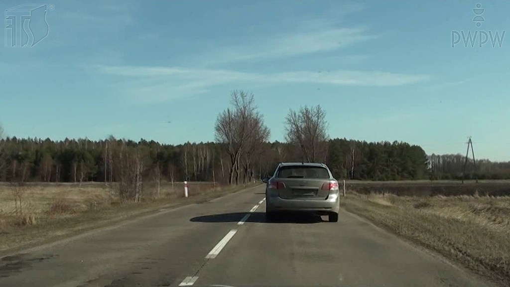 zdjecie do pytania - Jak się zachowasz kierując motocyklem podczas manewru wyprzedzania?