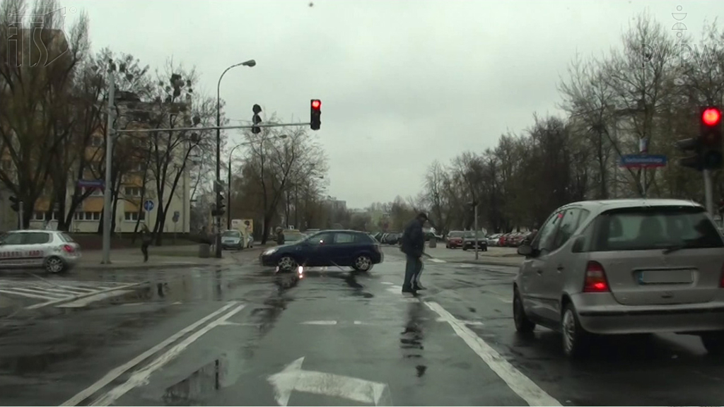 zdjecie do pytania - W jaki sposób powinieneś hamować motorowerem na śliskiej nawierzchni?