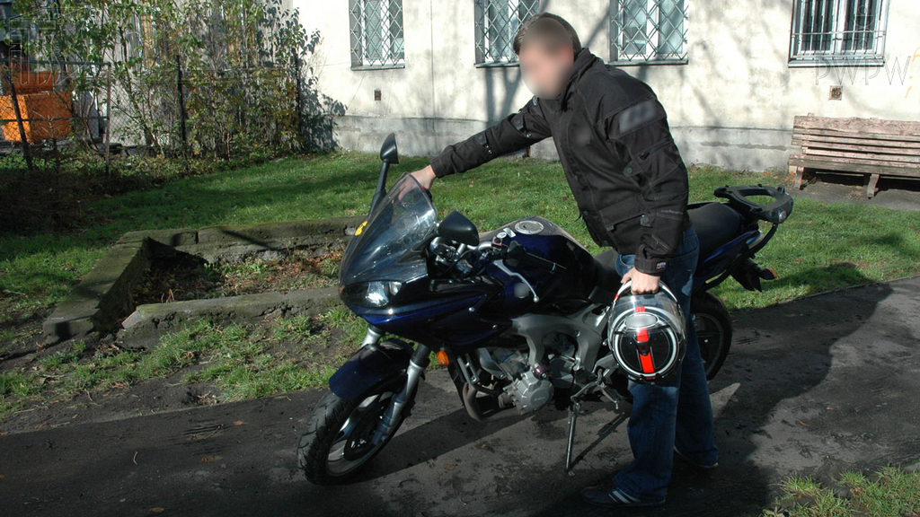 zdjecie do pytania - Której z tych czynności nie masz prawa wykonywać, gdy kierujesz motocyklem?