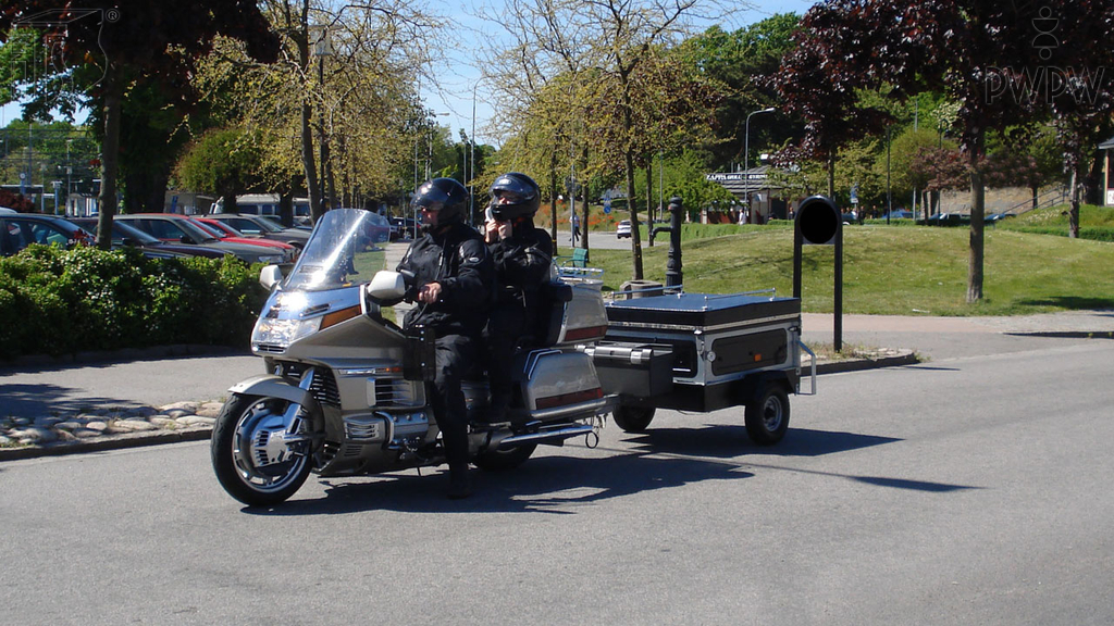 zdjecie do pytania - Który z wymienionych warunków powinna spełniać przyczepa ciągnięta przez motocykl?