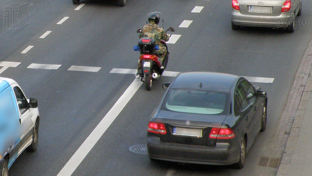 zdjecie do pytania - Której z tych czynności nie masz prawa wykonywać, gdy kierujesz motorowerem?