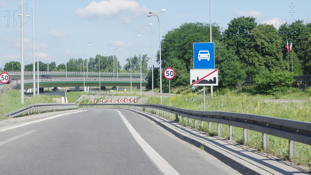 zdjecie do pytania - Którym z wymienionych pojazdów masz prawo wjechać na tak oznakowaną drogę?