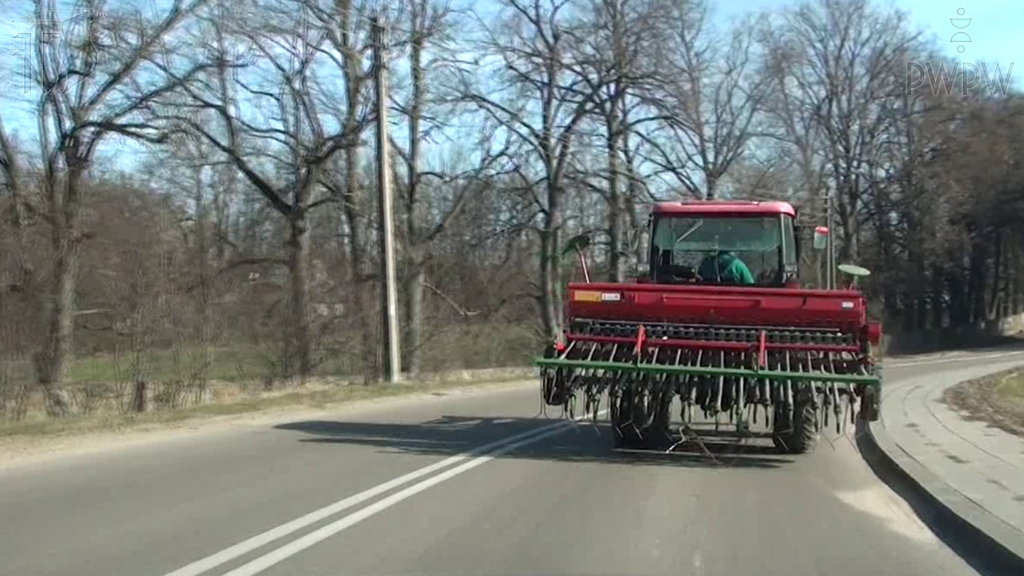 zdjecie do pytania - Na co, przede wszystkim, powinieneś zwrócić uwagę dostosowując odległość ciągnika rolniczego od jadącego przed Tobą pojazdu?