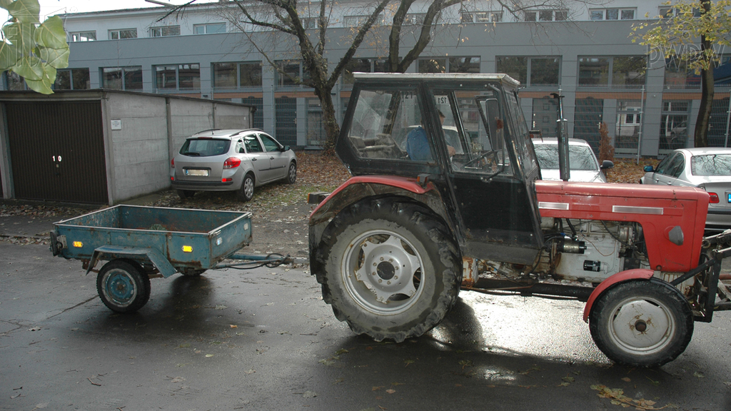 zdjecie do pytania - Jak uzyskasz największą skuteczność hamowania silnikiem, kierując zespołem pojazdów, składającym się z ciągnika i przyczepy?