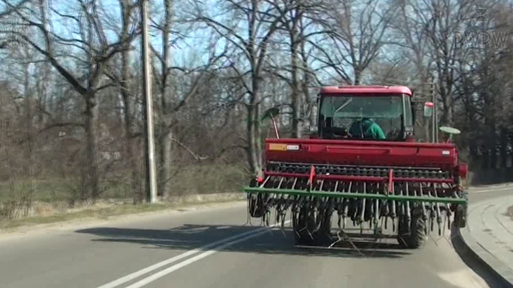 zdjecie do pytania - Jak należy postąpić w przypadku podnoszenia się przedniej części ciągnika rolniczego po przyłączeniu do niego ciężkiego narzędzia?