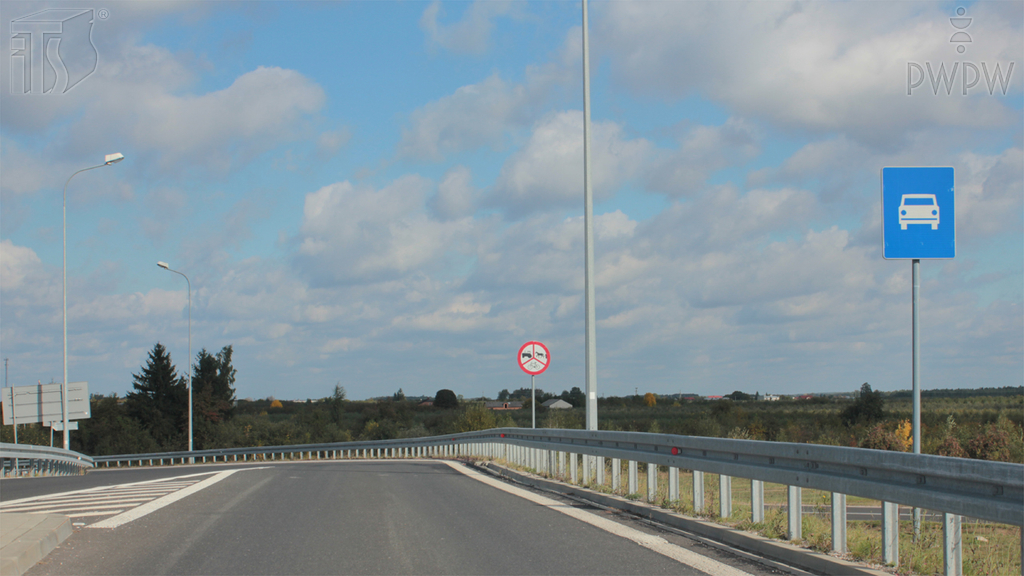 zdjecie do pytania - Z jaką maksymalną dopuszczalną prędkością możesz jechać, kierując samochodem osobowym o dopuszczalnej masie całkowitej 3 t, na drodze ekspresowej jednojezdniowej?