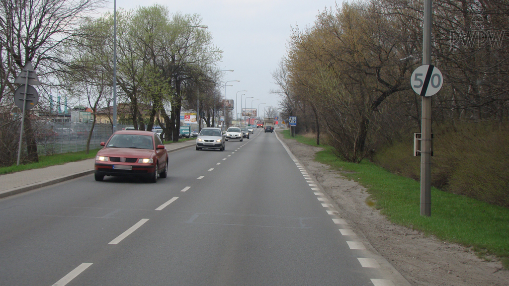 zdjecie do pytania - Który czynnik ma zasadniczy wpływ na bezpieczeństwo, gdy wymijasz inny pojazd?